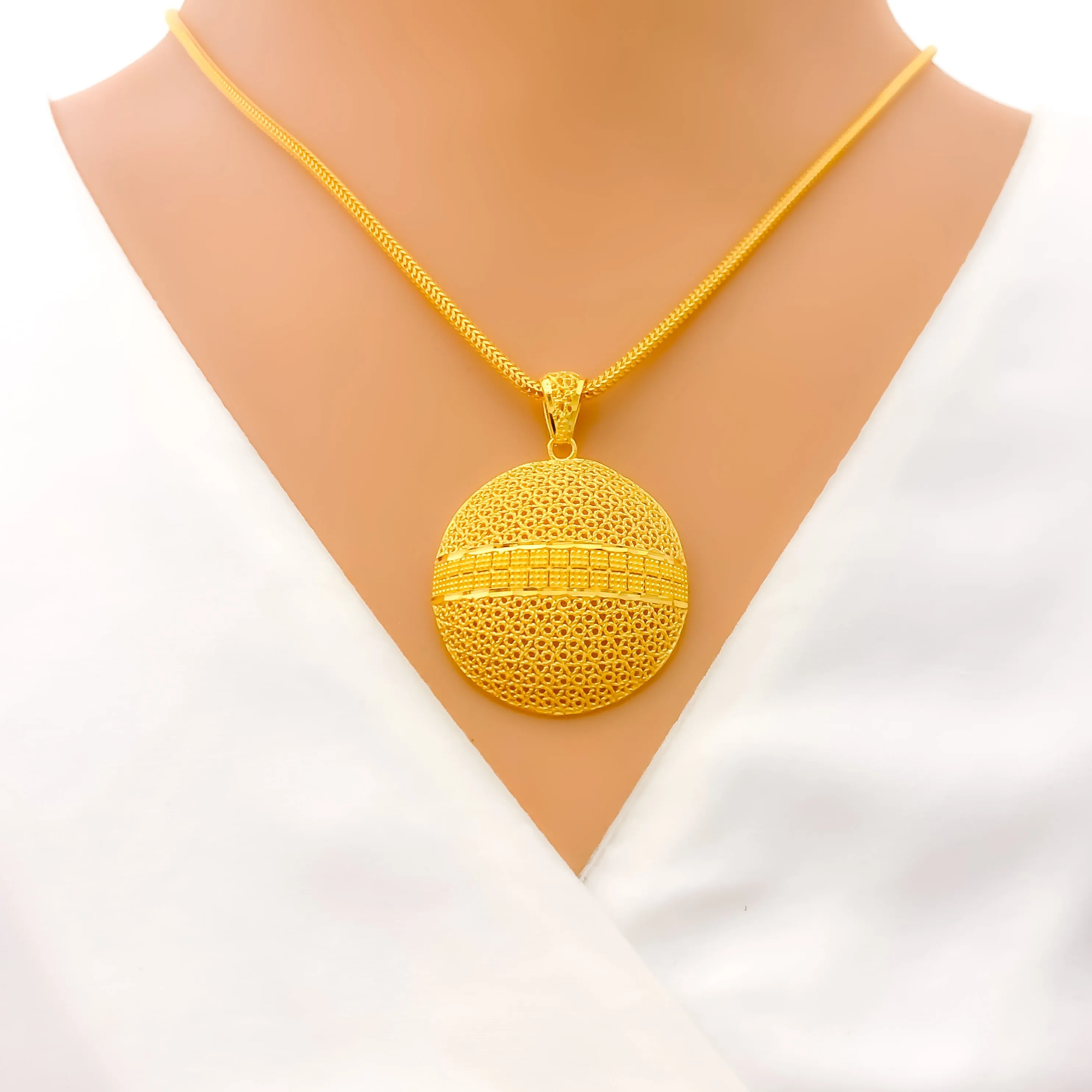 Beautiful Round 22K Gold Pendant Set