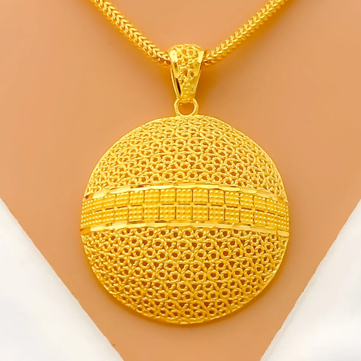 Beautiful Round 22K Gold Pendant Set