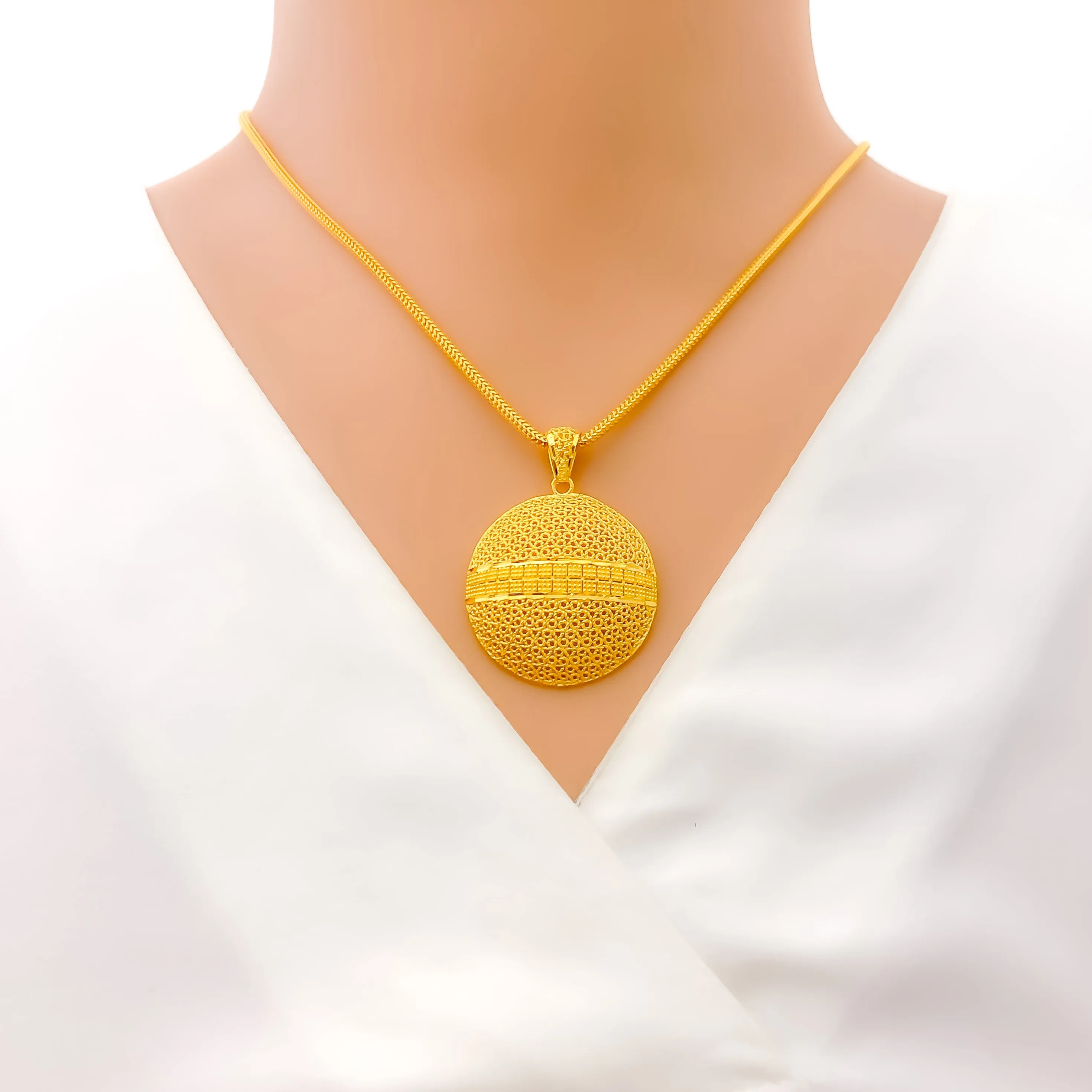 Beautiful Round 22K Gold Pendant Set