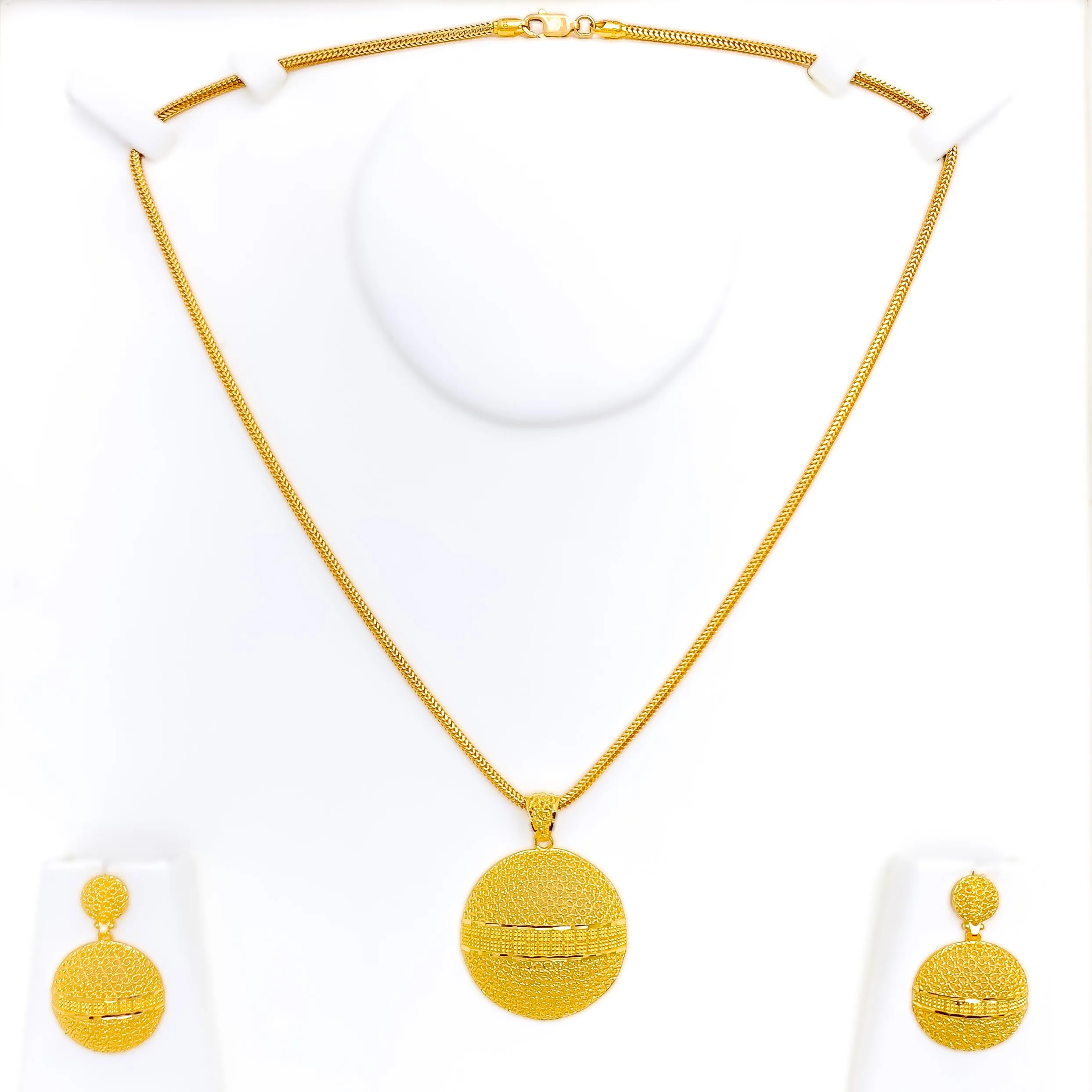 Beautiful Round 22K Gold Pendant Set